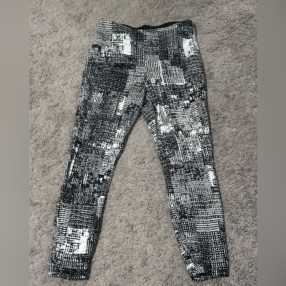 Lysse black and white leggings. zipper on ankle. Medium